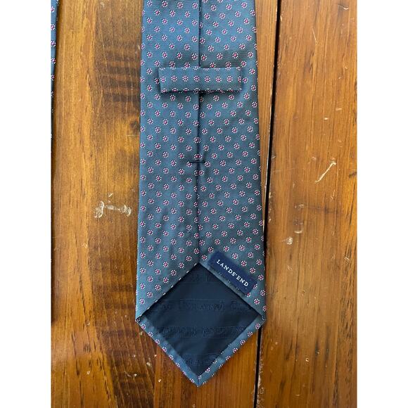 Lands End Neck Tie 100% Silk Hand Sewn in USA Gray and Pink Spot Pattern - Picture 3 of 8